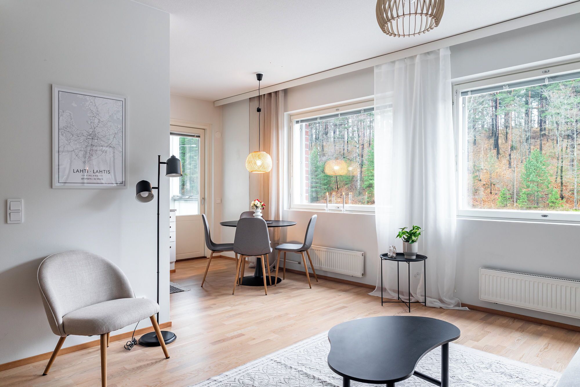 Comfort-Apartment, Balkon | Essbereich im Zimmer
