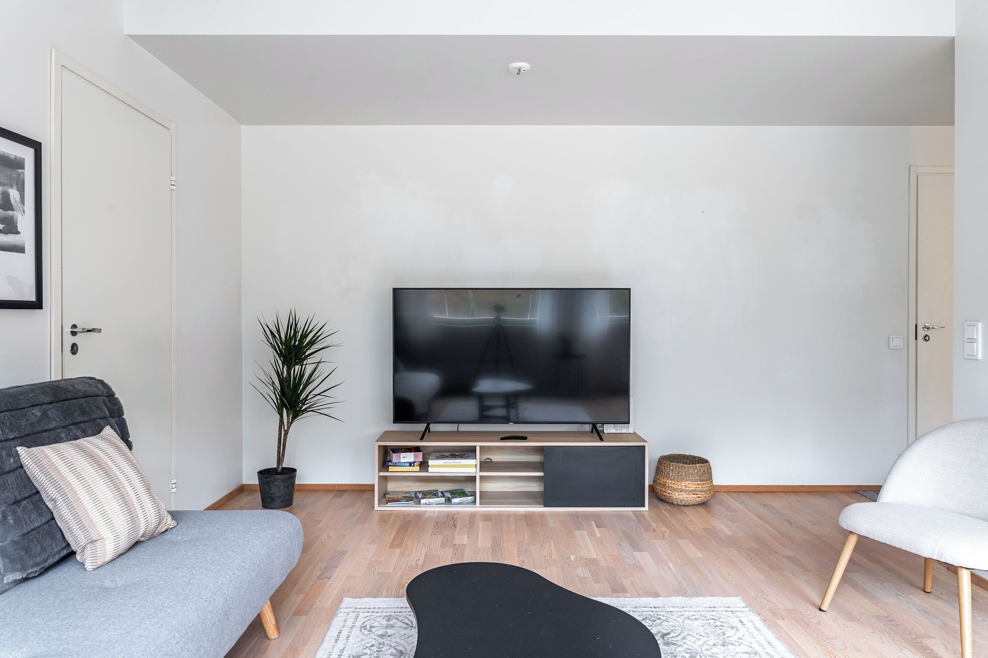 Comfort Apartment, Balcony | Living area | 65-inch Smart TV with cable channels