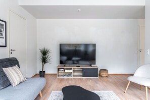 Căn hộ tiện nghi đơn giản, ban công | Khu phòng khách