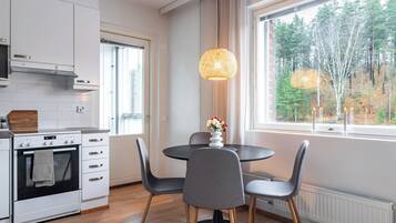 Apartemen Comfort, balkon | Makan di kamar