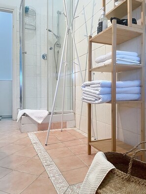 Haartrockner, Bidet, Handtücher, Seife