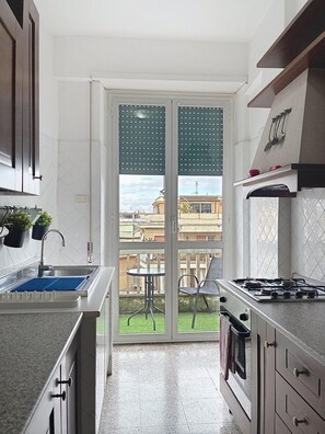 Microwave, stovetop - Villa Carpegna House 10 Minutes from Vatican (Roma)