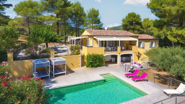 A yellow villa with a swimming pool, outdoor seating, and a covered patio. - Villa Oriel Naturiste (Figanières)