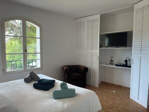 Deluxe Double Room, Air conditioning, Mountain View | Hypo-allergenic bedding, free WiFi, bed sheets - Villa Oriel Naturiste (Figanières)