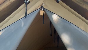 A tented room with a bed, wooden floor, and a lamp. - Villa Oriel Naturiste (Figanières)