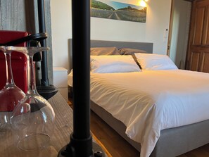 Deluxe Double Room, 1 Bedroom, Air conditioning, Pool View | Hypo-allergenic bedding, free WiFi, bed sheets - Villa Oriel Naturiste (Figanières)