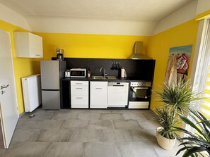 ثلاجة، ميكروويف، فرن، موقد طهي مسطح