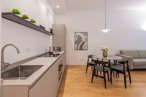 Suite Leonardo 1 | Private kitchen | Full-sized fridge, microwave, oven, stovetop - Milan Royal Suites Duomo (Milan)