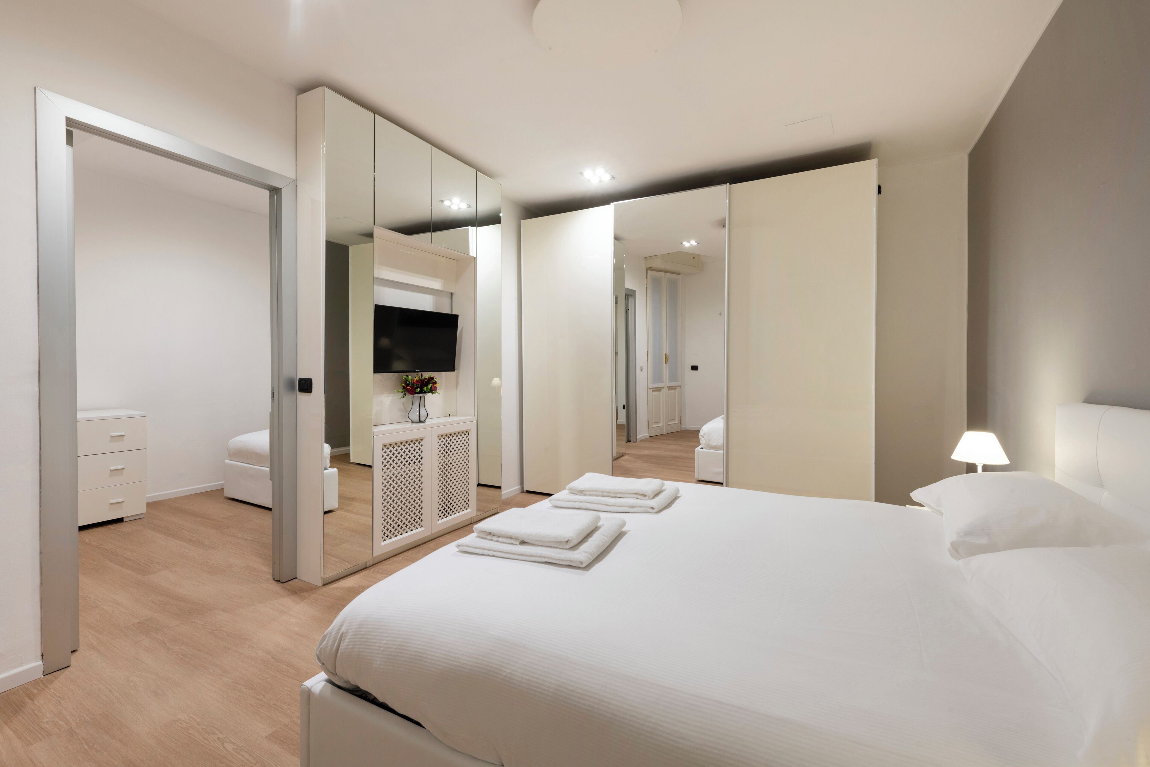 Suite Leonardo 2 | Caja de seguridad en la habitación y cortinas blackout 