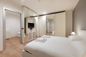 Suite Leonardo 2 | In-room safe, blackout curtains, iron/ironing board, free WiFi - Milan Royal Suites Duomo (Milan)