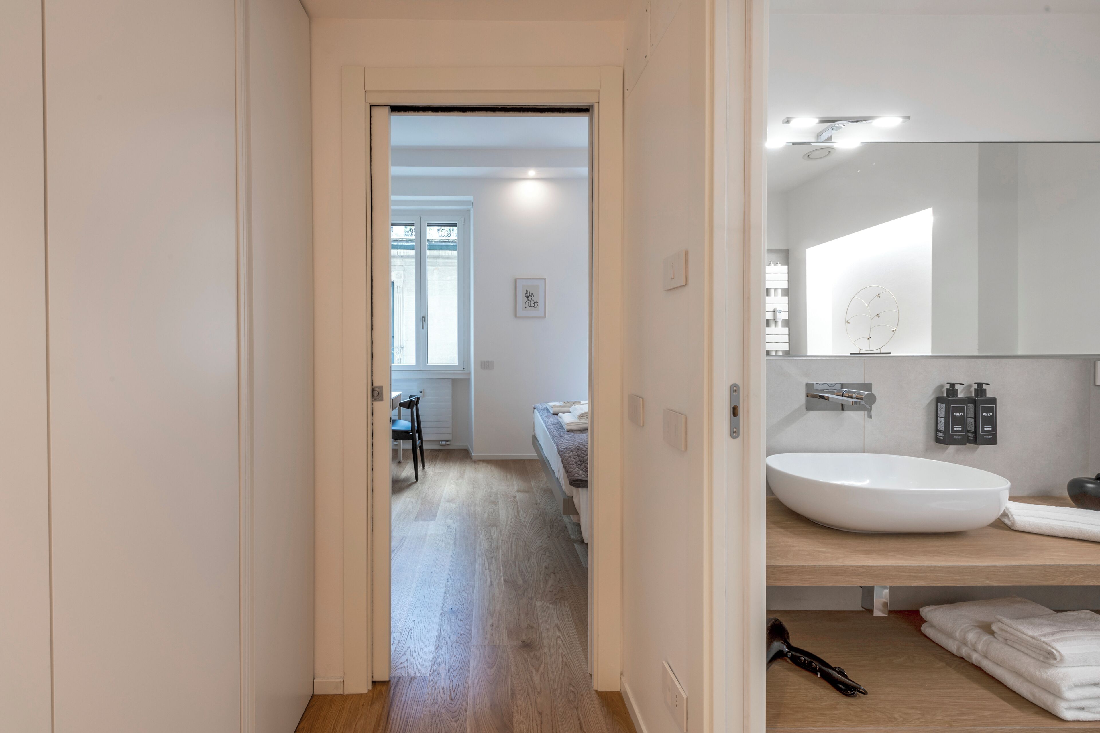 Suite Leonardo 1 | Baño | Regadera, secadora de cabello, pantuflas, toallas 