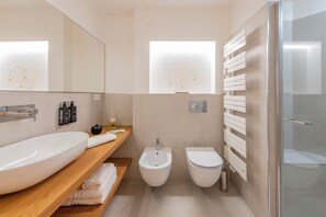 Suite Leonardo 1 | 욕실 | 샤워 시설, 헤어드라이어, 슬리퍼, 타월
