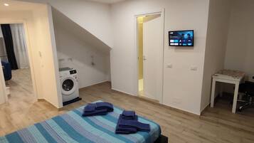 BĂŒgeleisen/BĂŒgelbrett, WLAN, BettwĂ€sche