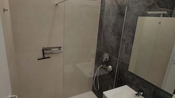 Dusche, Haartrockner, Bidet, HandtĂŒcher