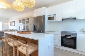 Kühlschrank, Mikrowelle, Ofen, Geschirrspüler