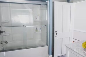Hair dryer, towels, soap, toilet paper - Greystone 1830 (Reading)