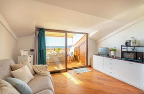 Smart TV, books - ClickSardegna Rafel Penthouse Facing San Giovanni Beach, with Terrace (Alghero)