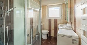 Douche, sèche-cheveux, serviettes fournies