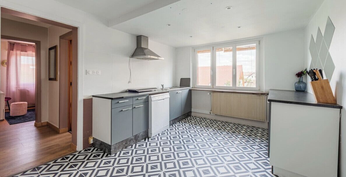 Een koelkast, een microgolfoven, een oven, een vaatwasser