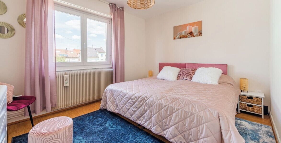 Een strijkplank/strijkijzer, wifi, beddengoed