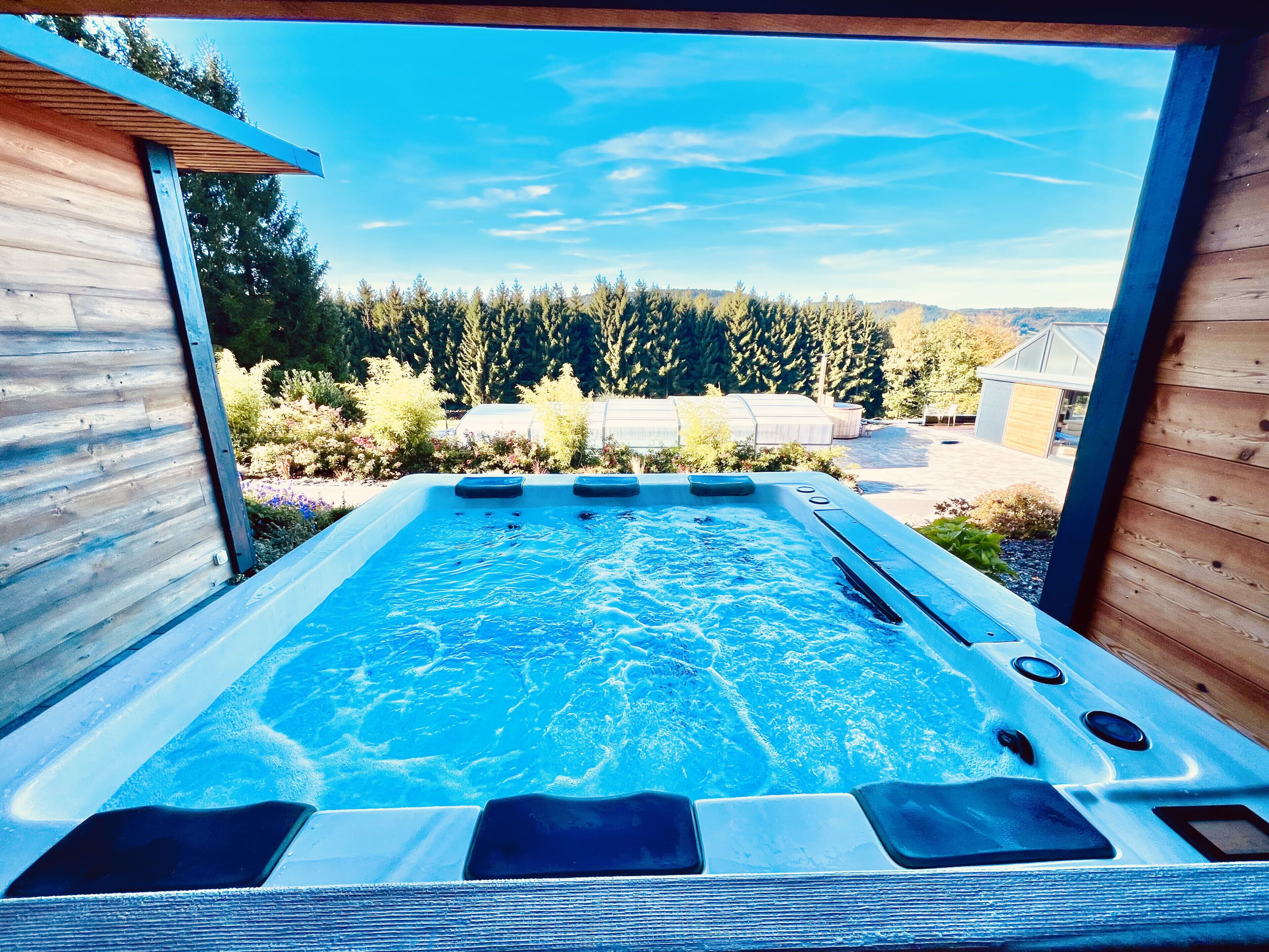 Bañera de hidromasaje al aire libre