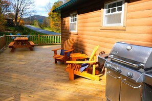 Outdoor dining - Picture Perfect Cabin! Hot Tub, Game Room, Close to Plattekill & Belleayre Mt (Roxbury)