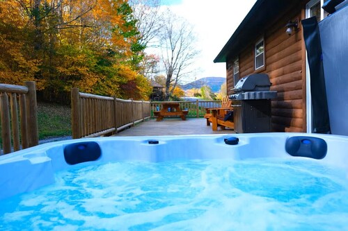 Picture Perfect Cabin! Hot Tub, Game Room, Close to Plattekill & Belleayre Mt