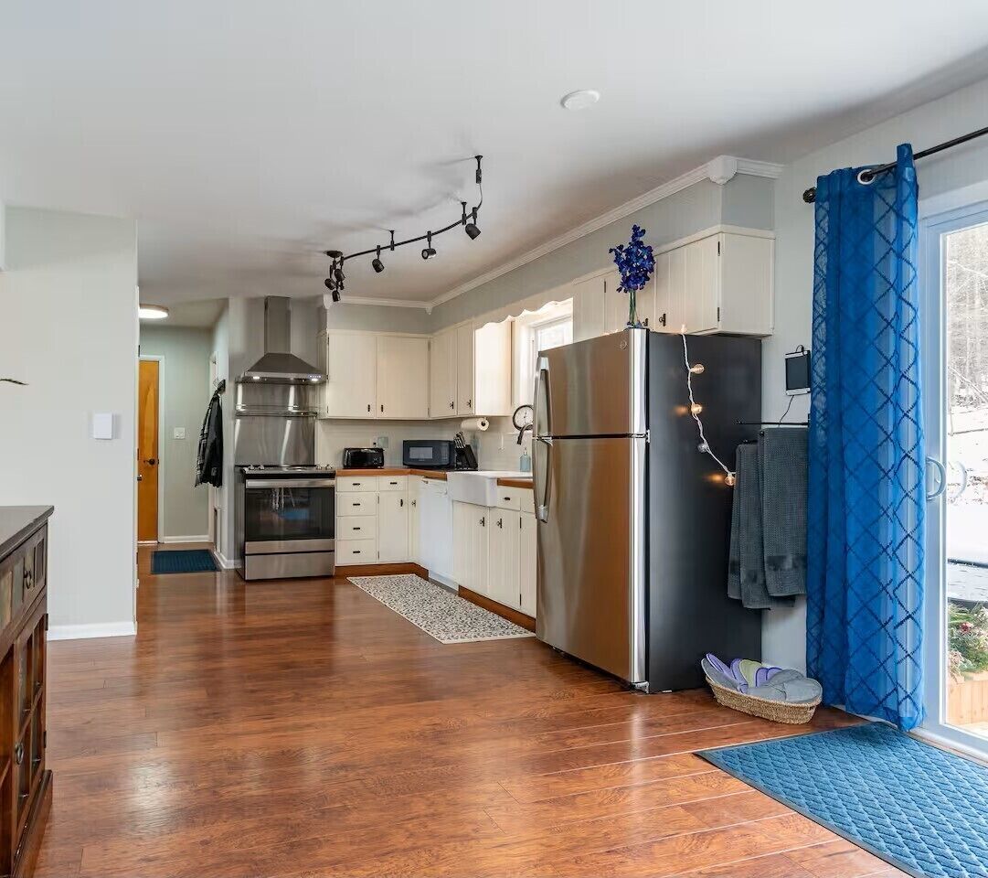 Mikrobølgeovn, ovn, kokeplater og oppvaskmaskin