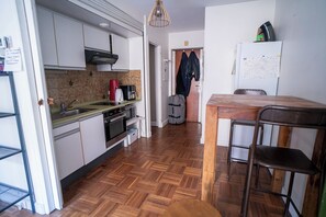 Réfrigérateur, micro-ondes, four, cafetière/bouilloire