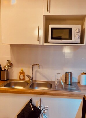 Réfrigérateur, micro-ondes, lave-vaisselle, cafetière/bouilloire