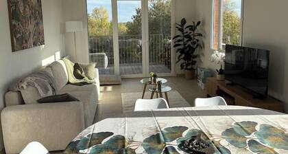 Bright and quiet apartment near attractions