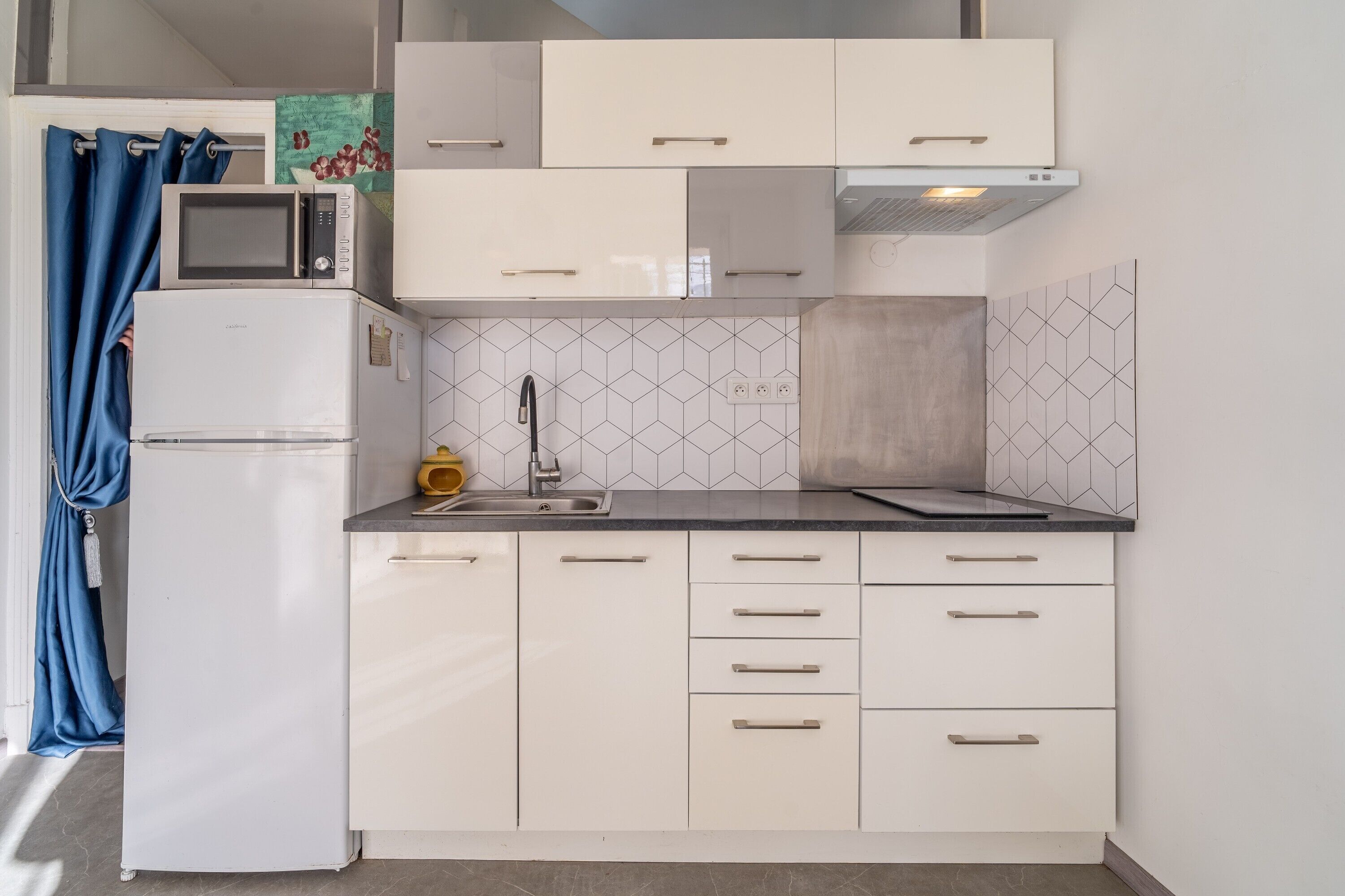 冷蔵庫、電子レンジ、オーブン、コンロ