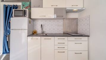 冷蔵庫、電子レンジ、オーブン、コンロ