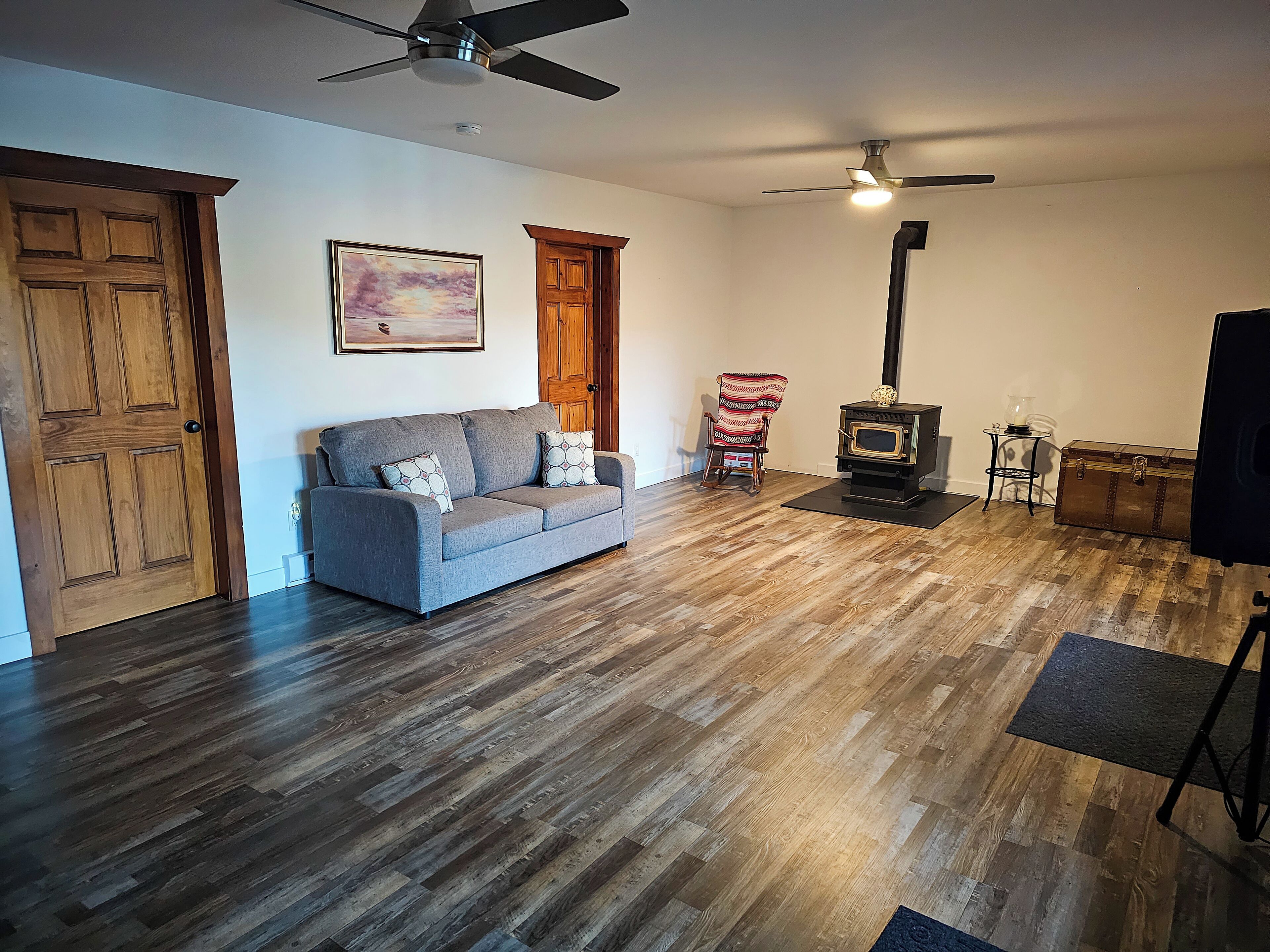 Smart TV, fireplace, ping pong, computer monitors