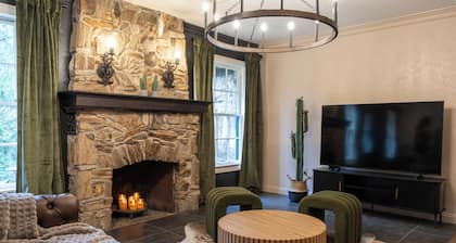 5BR Texas Getaway • Sleeps 14 • Fire Pit • Playset • 1.2 Acre Retreat