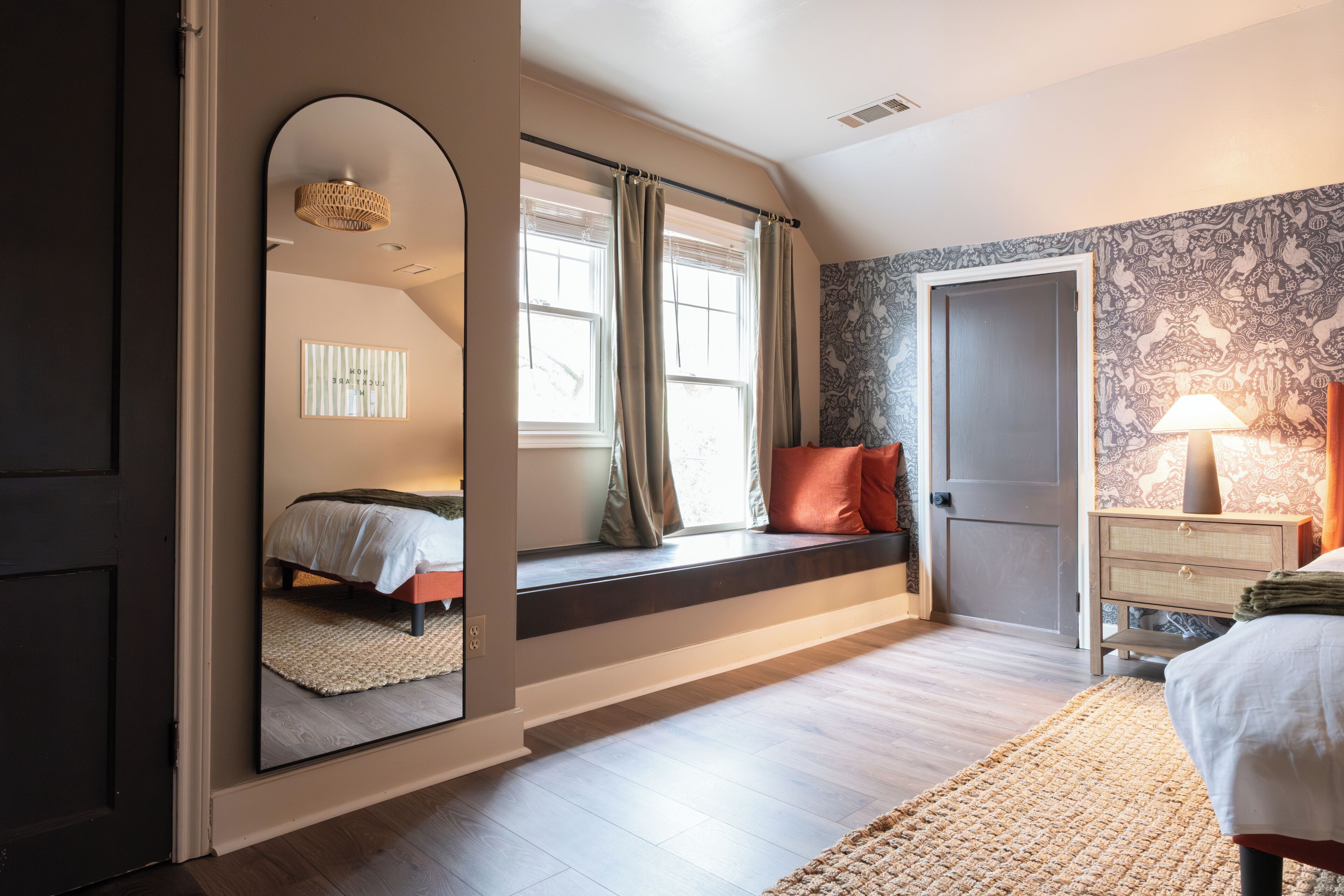 5 bedrooms, desk, iron/ironing board, travel cot