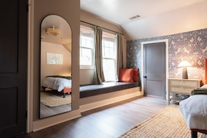 デスク、アイロン / アイロン台、WiFi (無料)、ベッドシーツ