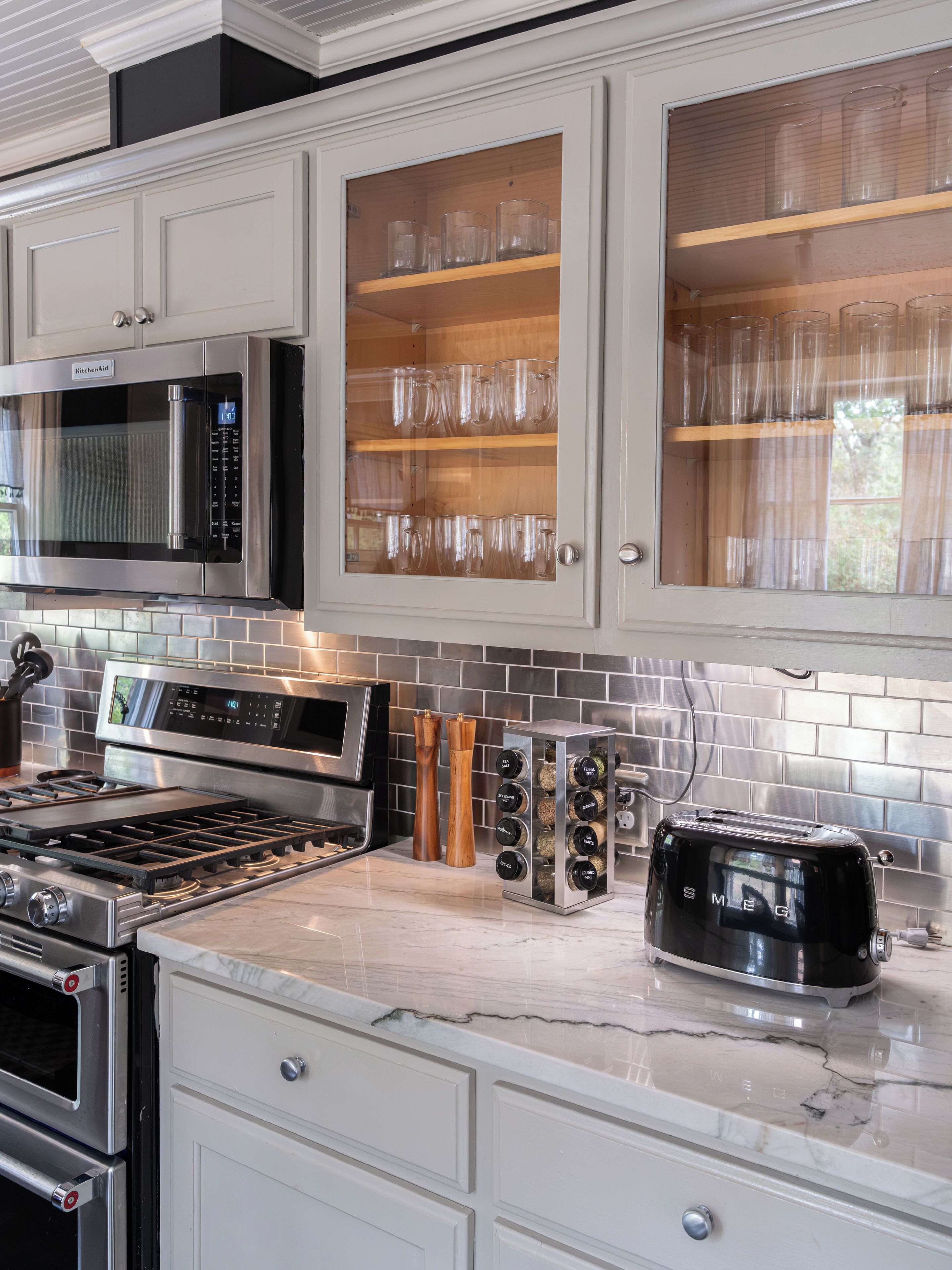 Refrigerador, microondas, horno y parrilla de estufa 