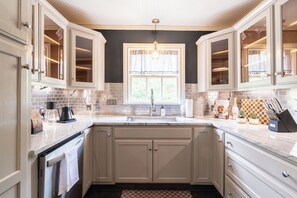 冷蔵庫、電子レンジ、オーブン、コンロ