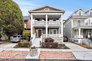 Exterior - 3-bedroom apartment-Downtown, Modern, Central, Renovated & Cozy (Buffalo)