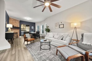 Smart TV - 3-bedroom apartment-Downtown, Modern, Central, Renovated & Cozy (Buffalo)