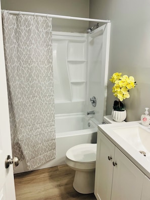 Toallas, jabón, papel de baño