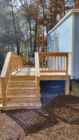 Terrace/patio. Charming tiny house in Rogersville.
Come relax in this quiet country setting