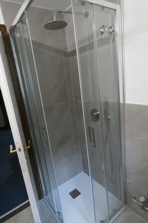 Shower, hair dryer, bidet, towels - *Cozy in the heart of Cervinia* (Breuil-Cervinia)