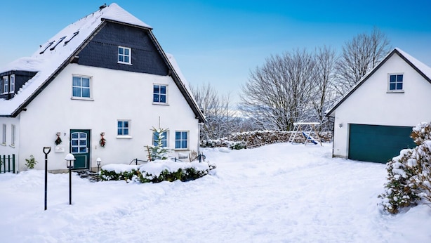 A snow-covered residential area with two houses, a green garage, and a clear sky. - ✨Charming apartment with panoramic views | Eversberg old town in Hochsauerland (Meschede)