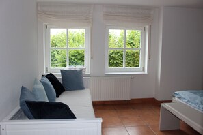 TV - Vacation apartment in Meschede-Eversberg - Fantastic location and view (Meschede)