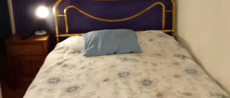 Fer et planche à repasser, accès Internet, draps fournis