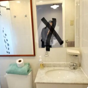 مجففات شعر، مناشف، صابون، ورق حمّام