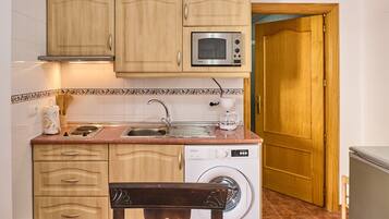 Een koelkast, een microgolfoven, een oven, een kookplaat