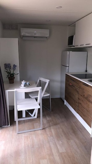 Bungalow, 1 camera da letto, terrazzo, vista giardino | Pasti